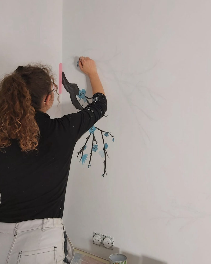 Sarah peint une fresque floral